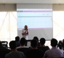 Jorge Barrera del INAI impartiendo taller a jóvenes participantes del Hackathon.