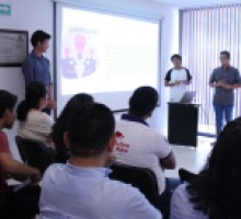 Equipo concursante expone su proyecto.