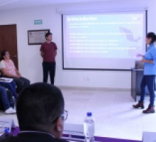 Participantes exponen su propuesta al jurado calificador.