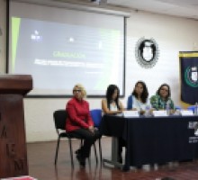 Comisionada Mireya Arteaga dirige palabras en la ceremonia de graduación.